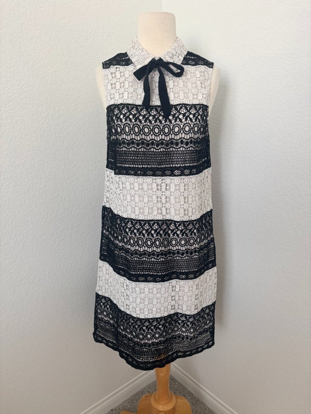 RARE Alice + Olivia  Hilly Collared macramé Lace Dress 6